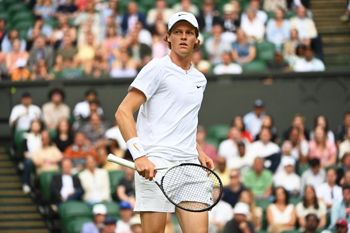 ItaliaTeam_it's tweet photo. JANNIK SINNER 🔥🔥🔥

Spettacolo a #Wimbledon, Carlos Alcaraz battuto in quattro set e quarti di finale raggiunti!

#ItaliaTeam | @federtennis https://t.co/wohnTBJNKC