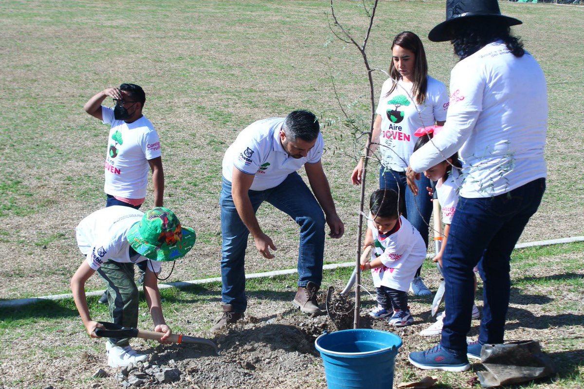 adandominguez's tweet photo. Con los vecinos del Rosario arrancamos la Jornada de Reforestación #AireJoven junto a @eduardorivera01  y @myriamarabian , se plantaron más de 4,000 árboles 🌳en diferentes zonas de la ciudad. https://t.co/NAEwT7HU6M