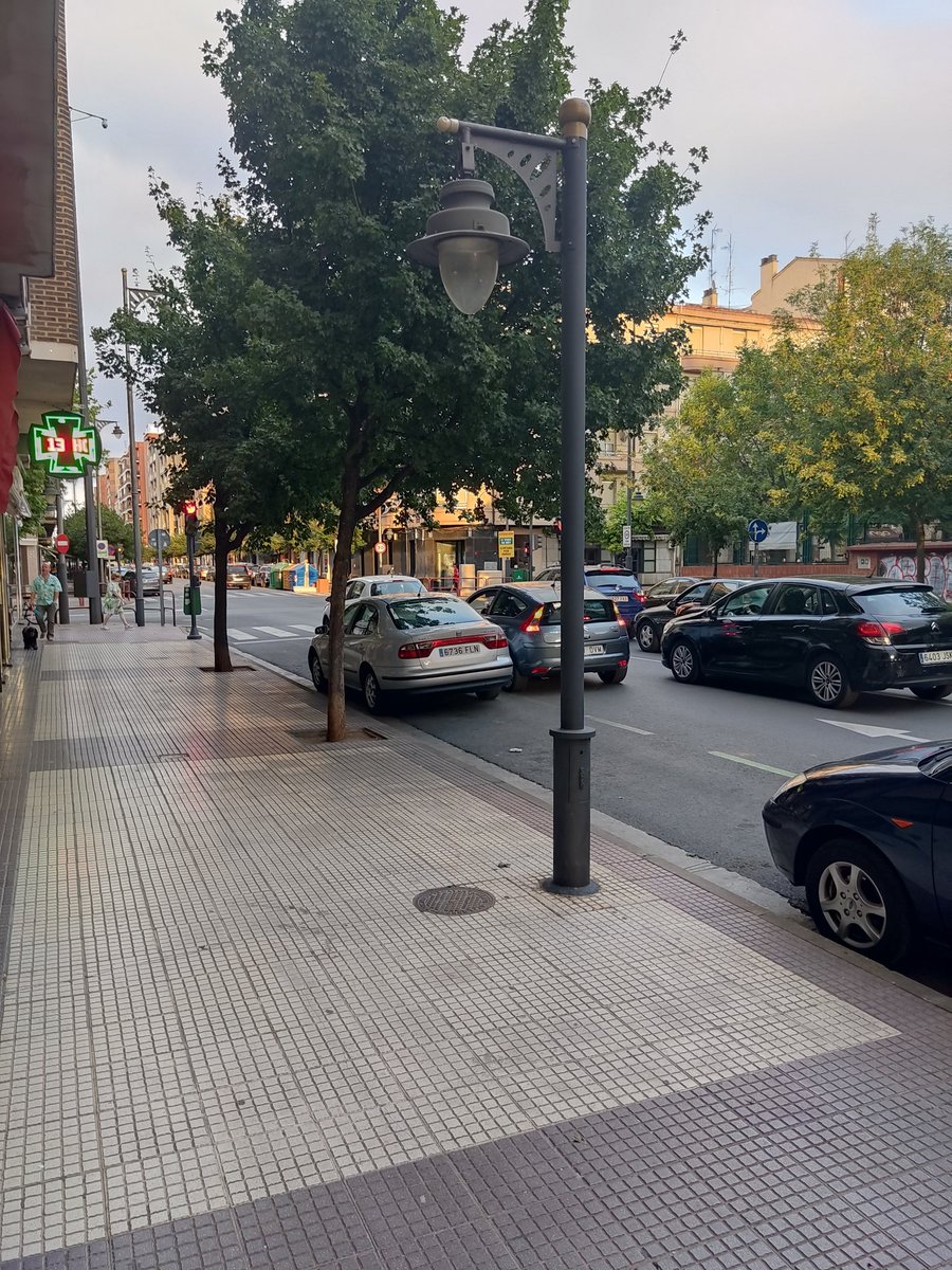 Chuchifernandez's tweet photo. Hoy domingo es gratis la zona verde. Pero ahí tienes a dos coches en doble fila para ir a una farmacia en la que tienen tres plazas de aparcamiento libres justo delante.
Pero que si las pinturas y que si imponer modelos de ciudad. Cuesta menos aparcar bien que quejarse. https://t.co/TAzqPeCSug