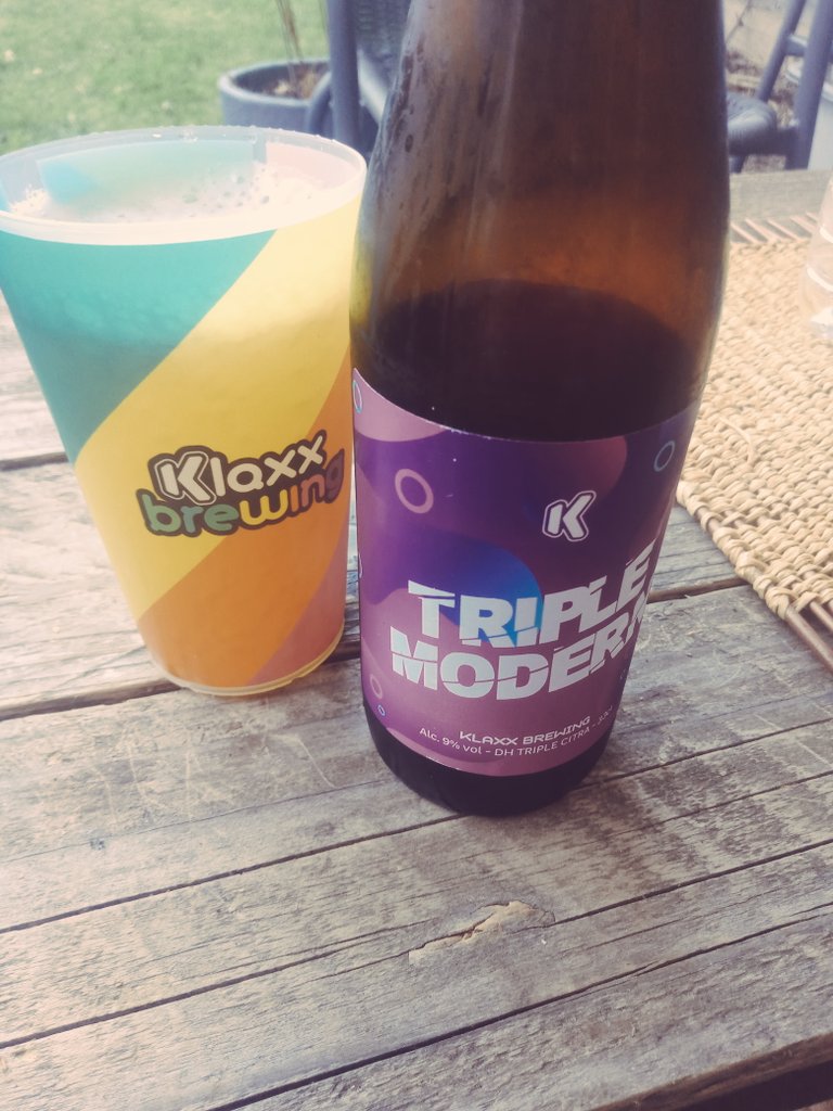Allez on termine la semaine en dégustant la #triplemodern de <a href="/KlaxxBrewing/">Klaxx Brewing</a>
Et bien ça klaxx !!!