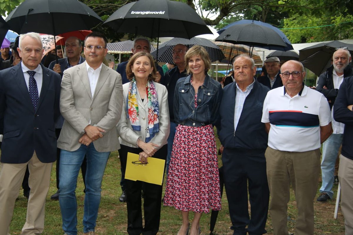 castro_domingue's tweet photo. Esta maña xunto a @JoseGonVaz e @GabrielOurense desfrutamos da XXIX Festa de Exaltación do Pan de Cea, un dos referentes da nosa gastronomía.
#concellodecea
#pandecea
#festadopan https://t.co/7SnF07cnKh