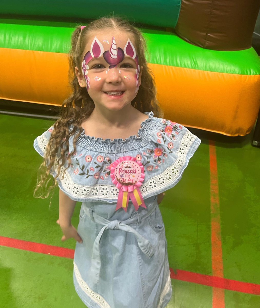 hannahmc_ox's tweet photo. Darcie loved her party 🎉 My little unicorn mad is one happy little girl 🦄✨💗 https://t.co/ACnpQW7hQh
