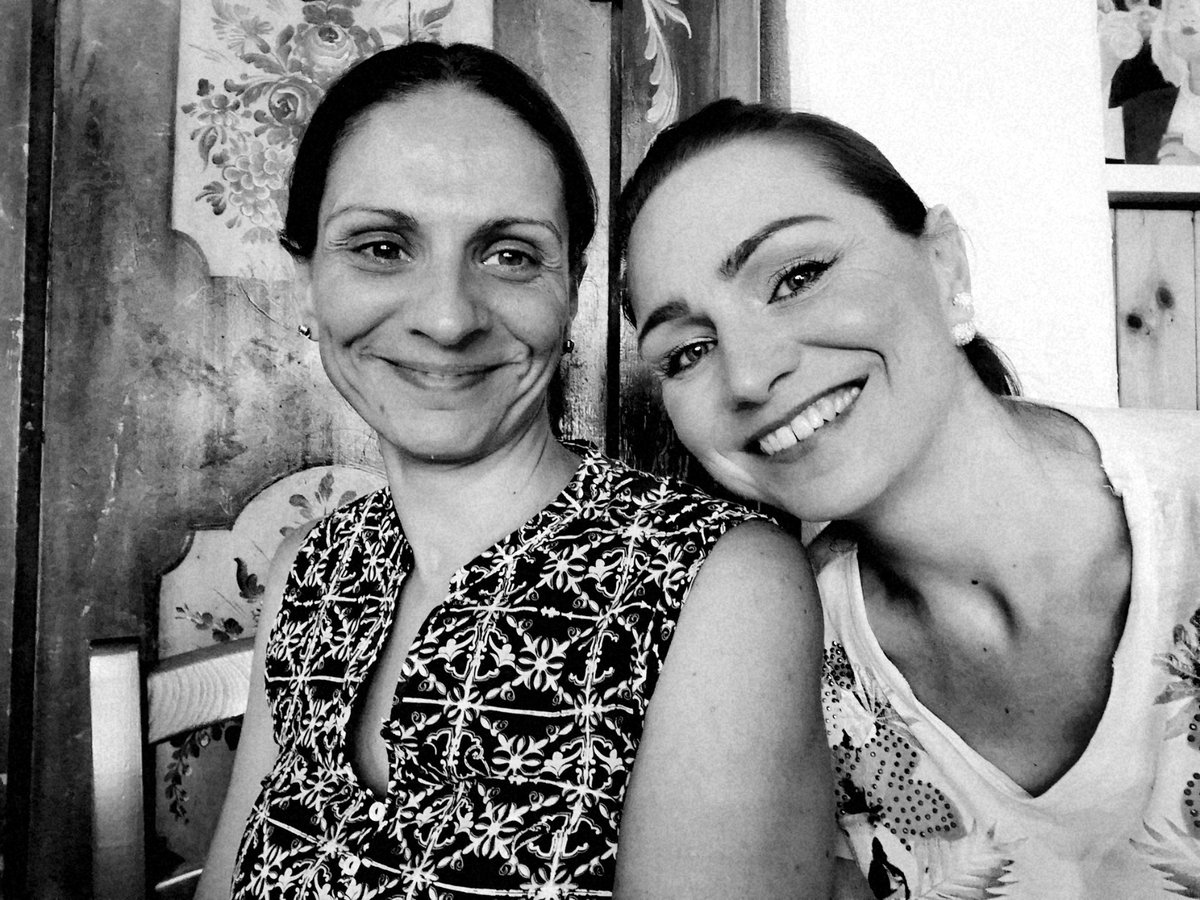 valetalo's tweet photo. Non me somiglia pe'niente...👭
#sorellanza #opposti #biancoenero https://t.co/pw8wy7TXwb