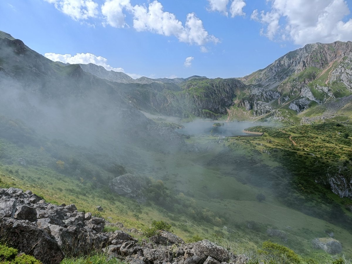Lago del valle visto corriendo La Batallona #Somiedo #Asturias <a href="/OficialSomiedo/">Somiedo Turismo</a>
