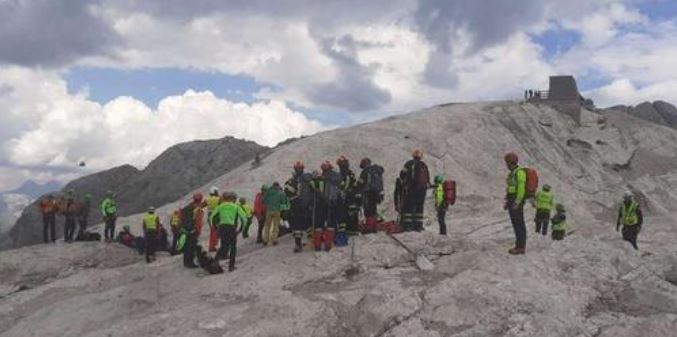 agerpres's tweet photo. VIDEO Cel puţin şase morţi şi 14 răniţi în urma prăbuşirii unui gheţar în Italia https://t.co/JA3j0Vrd8Y https://t.co/bDErPivkQH
