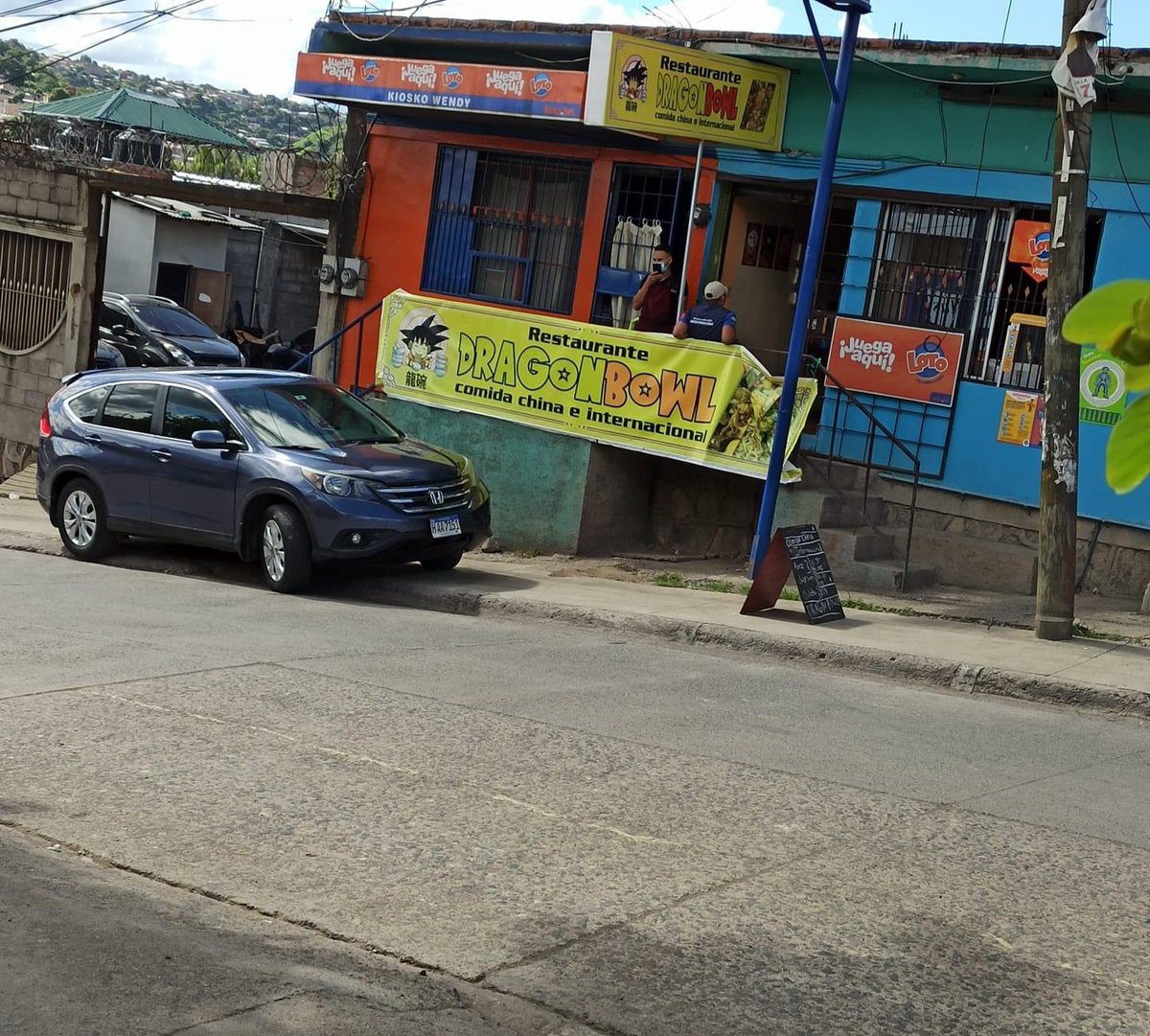 Los invito a mi negocio.
Si, si ya se que Dragón Ball es japonés y que vendo comida china, pero ustedes solo vayan hartarse, lo demás que les VV.