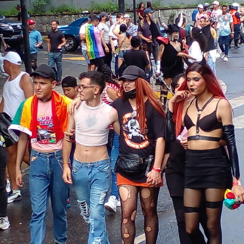 contrapuntovzla's tweet photo. Organizaciones LGBTIQ+ lograron lo que no ha conseguido ningún partido político: Hacer una marcha masiva en Caracas https://t.co/iMR5VsgrsK https://t.co/6Pms20W0q4