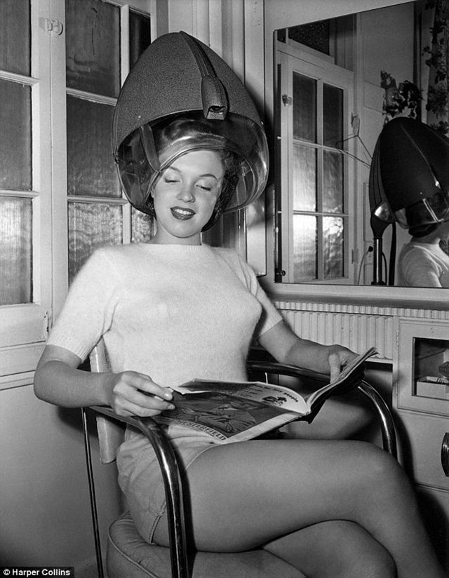 Marilyn gets her hair done 1955