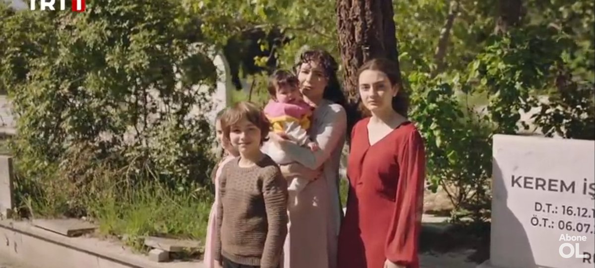 Safiye_Inocent's tweet photo. EN EL FUNERAL DE PAPÁ

😭💔
@HikmetInocentes
#Inocentes28Jun https://t.co/kpydT3z3Bt