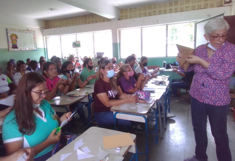 Docentes de la Región Educativa Cristóbal Rojas -Urdaneta, se encontraron en la UEE Carmen Ruíz para participar en la Formación Matemática Lúdica y en Contexto.
<a href="/NicolasMaduro/">Nicolás Maduro</a>
<a href="/HectoRodriguez/">Héctor Rodríguez C.</a>
<a href="/_LaAvanzadora/">Yelitze Santaella</a>
<a href="/ZYSEGMIRANDA/">Centro de Desarrollo de Calidad Educativa Miranda</a>
<a href="/info_mppe/">INFO MPPE</a>
@MPPEDUCACION
<a href="/rosabecerra3/">Rosa Becerra</a>
<a href="/pastoranacary/">Pastora N. Davila</a>
