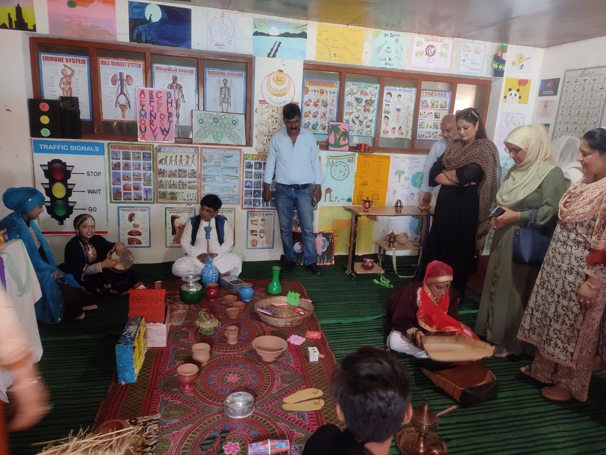 drhinabhat's tweet photo. Presided over Art &amp; Craft exhibition at GGMS Amirakadal Sgr .
Earning by Learning 
In glory, her dust is greater than stars; Each glory is the hidden pearl of her shell.@narendramodi @OfficeOfLGJandK https://t.co/oK6PsNZDNQ