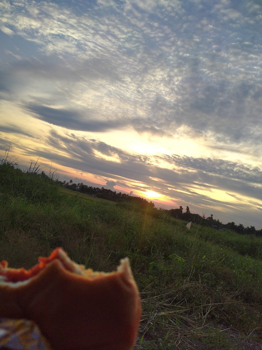 EatingBurger+watchingsunset