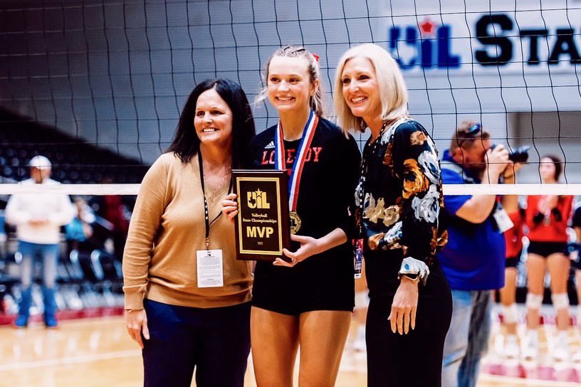 ImErinHartigan's tweet photo. Who’s ready for tonight’s #HSSpotlight #TitleIX 50th Ann’y edition? Our first all-female show featuring Texas Gatorade Runner of the Year @nataliecook101, National 🏐 POY @carlson_averi + sophomore wrestling champ Jasmine Robinson among other victors — 10:30pm @BallySportsSW https://t.co/5kZZhNTcqH
