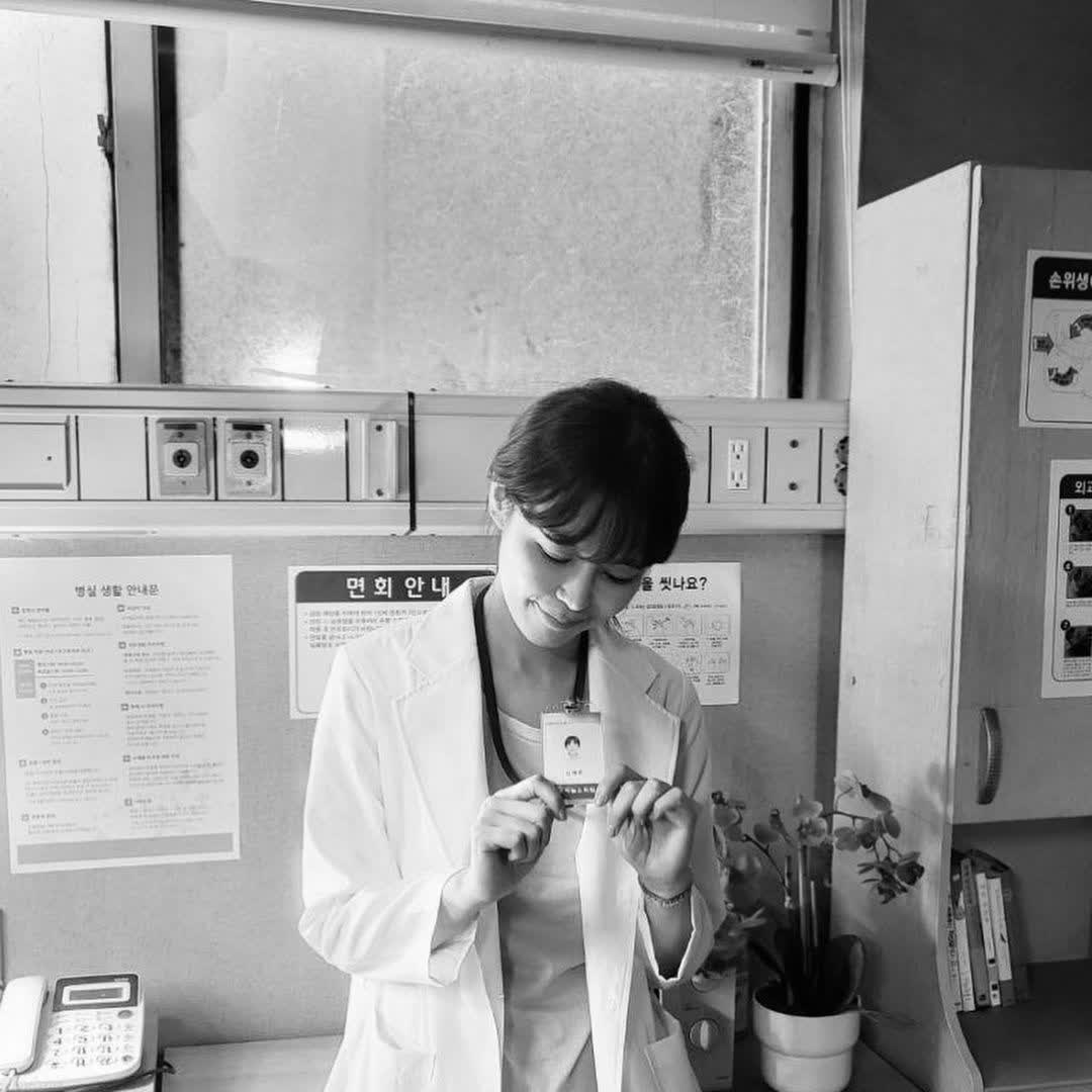 only_finehana's tweet photo. 망구 인스타 업데이트👩‍⚕️ #이하나 https://t.co/N11Tsg1ryv