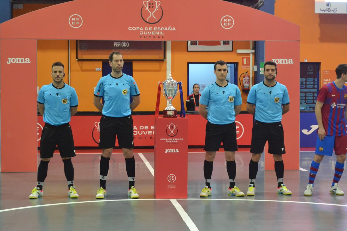 FCyLF's tweet photo. La enhorabuena hoy va para Rubén Miguel Velasco que asciende a Segunda División #FUTSAL  👏

A las puertas se ha quedado Sergio Toral. Gran esfuerzo de los colegiados @FCyLF https://t.co/fVRAZeXILB