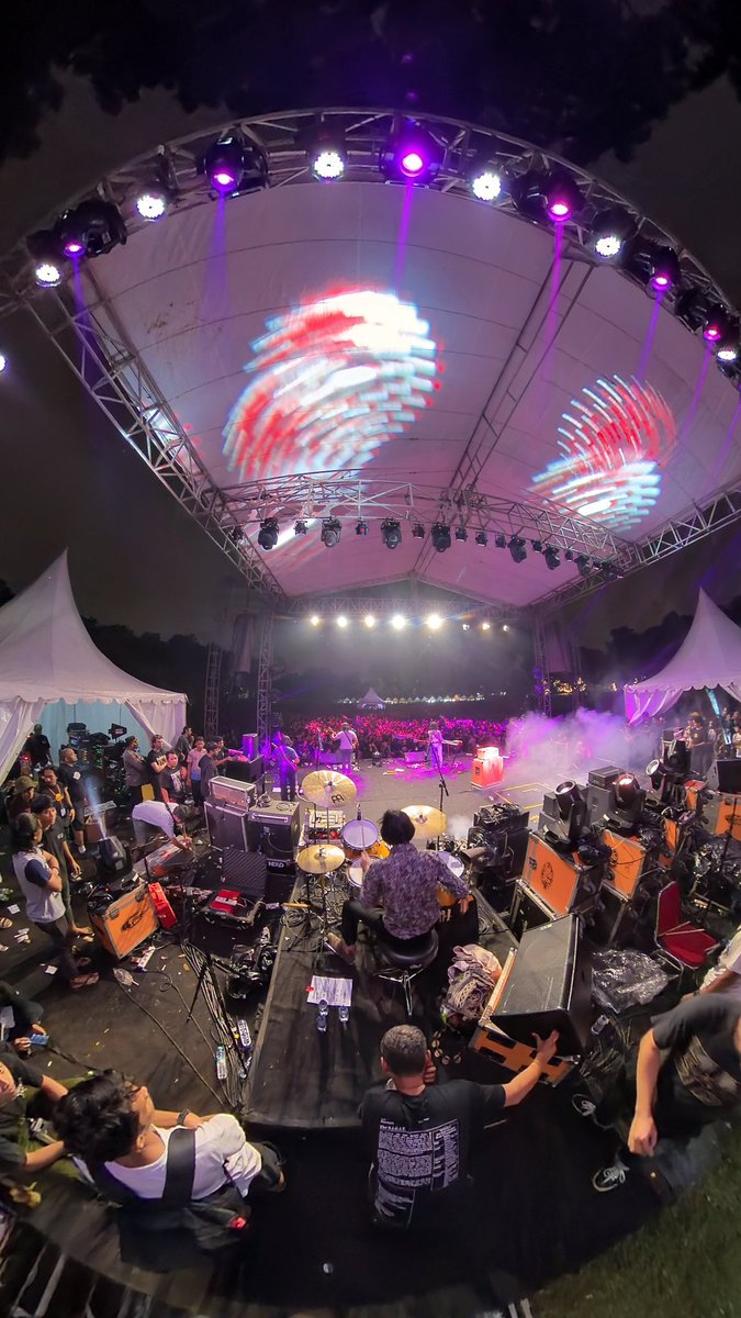kokow_handokow's tweet photo. njjiirr.. sono pisan suasana begini 😂🤘🏾 hatur nuhun @thesigit @ucininsyafmodus #backstageview #insta360ONEX2 #bogorkotahujan https://t.co/KBbtOQFxyX