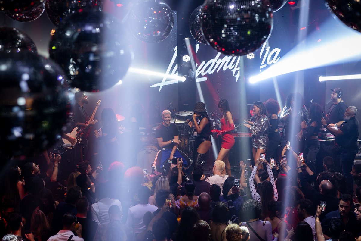 Camiqueirozreal's tweet photo. Não mais isso aqui não sai da minha cabeça, realizei um sonho! @Ludmilla 💘 #CQ29 https://t.co/onnWjfuf2a