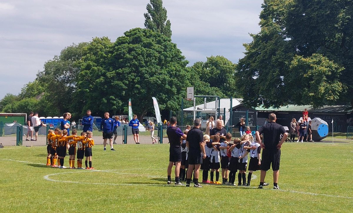 Proud of these guys today. Topping their group, playing nice football, scoring goals and only conceding 1 goal all day. Not nice to go out in the semis on Pens but that's football. Thank you @HessleSC for a fab weekend of football #grassroots #UpTheElla pic.twitter.com/gJZ1iPvTqJ