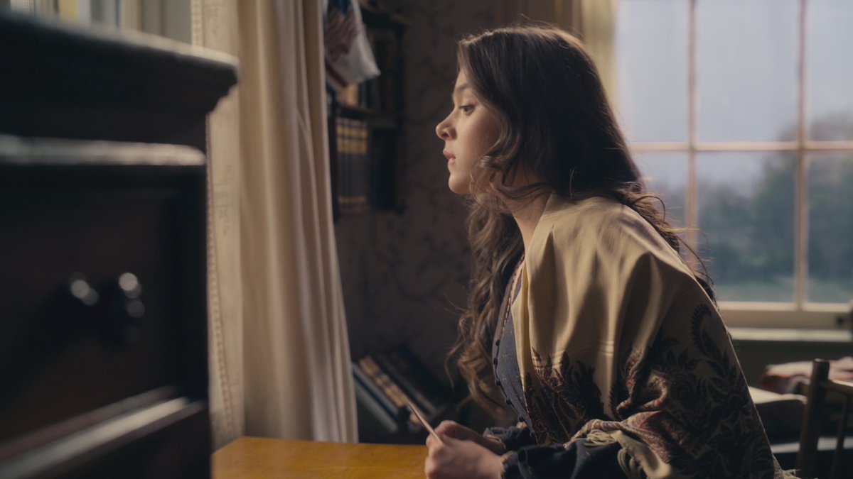 mitiasamsa's tweet photo. hailee steinfeld as emily dickinson in s3e4 of dickinson https://t.co/v0OAxGsKe0