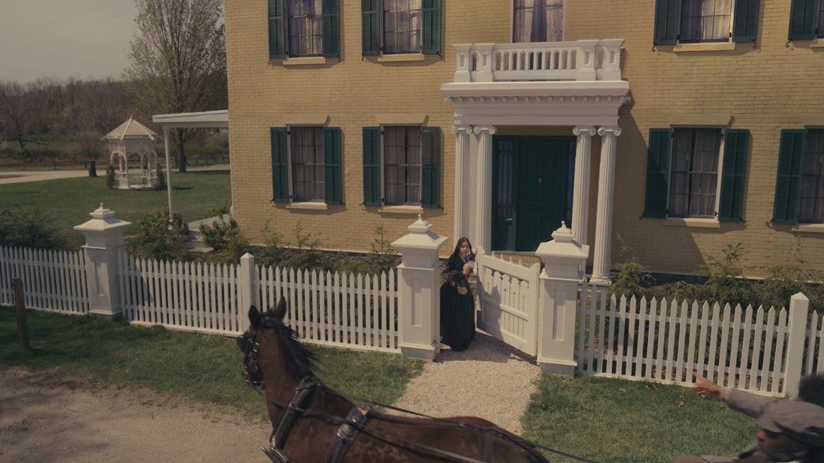 mitiasamsa's tweet photo. hailee steinfeld as emily dickinson in s3e4 of dickinson https://t.co/v0OAxGsKe0