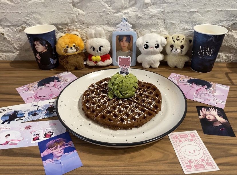 then we went to taeyong's birthday cafe! the freebies are so cuteeeee and the lil tyong figurines have all my heart 💘💘💘 

thank you <a href="/halcyon0701/">HALCYON</a> for this cute tyong bday cafe in sg 🥰 
#러블리_28번째_태용날