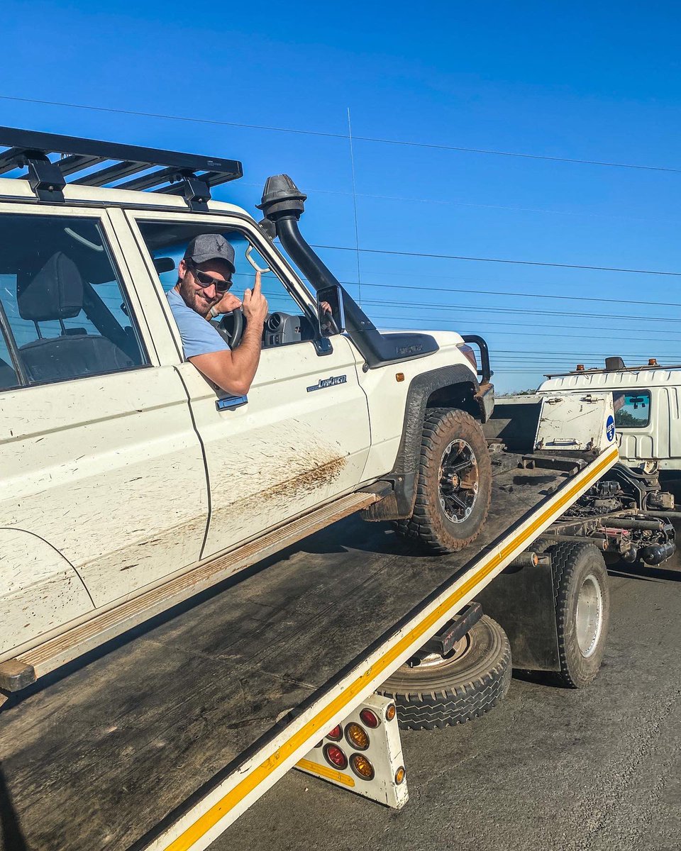 bobbyvjaarsveld's tweet photo. Sal iemand ons kom optel 😂
My pel se kar het gebreuk langs die pad. Wat ñ manier om ñ Pa en seun jag trippie te eindig 😂
*
En ja ja … ek het 2 Prozens gesluk so ek staan baie rustig hier langs die pad en gooi duim. #relax #Pozen https://t.co/lbQJO5IuQb