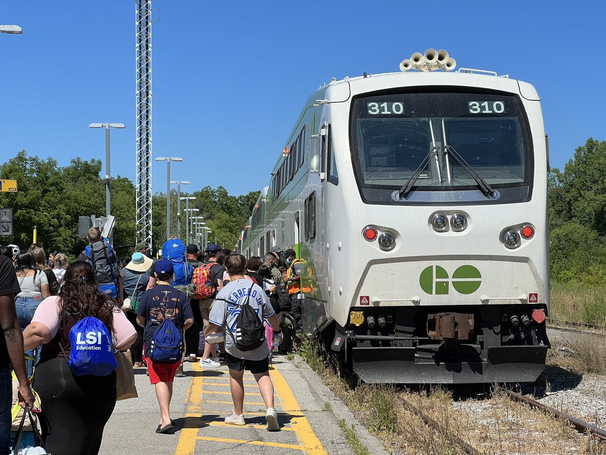 Peter_Muscat's tweet photo. INCREDIBLE amount of people utilizing the #GOTrain this weekend to get to and from #NiagaraFalls π this is one train and its PACKED! #GetOnTheGO π https://t.co/uxts7wCybk