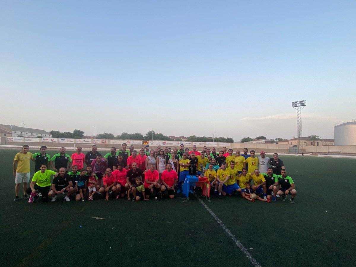 Ayer nos tocó desplazarnos a campo de Criptana para disputar el I Torneo Quijote de Veteranos, acabamos en 2° puesto, buena tarde la que pasamos, agradecer el trato recibido, seguimos!!!!💪💪💪