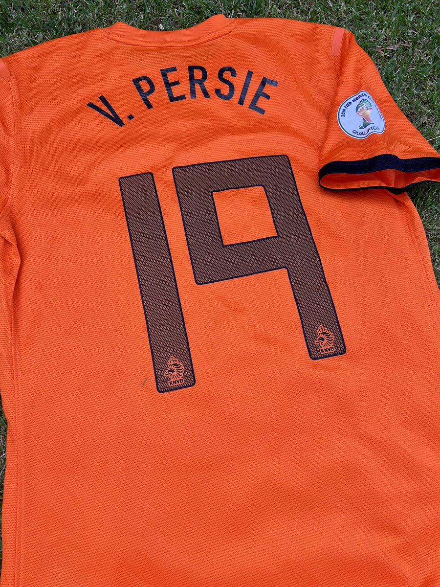 ildelima6's tweet photo. The day that @KNVB 🇳🇱 changed our flag 🤦🏻‍♂️🇲🇩❌🇦🇩✅ #andorraisnotmoldova #vanpersie #rotterdam #dekuip #andorra #netherlands #rareshirt #mistake #wrongflag https://t.co/fJbVAzAZ0a