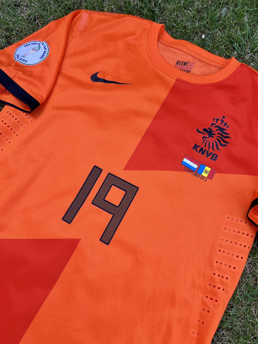 ildelima6's tweet photo. The day that @KNVB 🇳🇱 changed our flag 🤦🏻‍♂️🇲🇩❌🇦🇩✅ #andorraisnotmoldova #vanpersie #rotterdam #dekuip #andorra #netherlands #rareshirt #mistake #wrongflag https://t.co/fJbVAzAZ0a