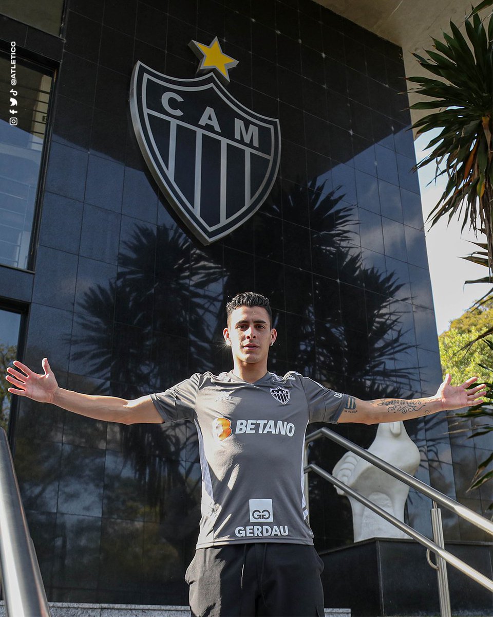 Atletico's tweet photo. 🤩 A Cidade do #Galo agora é a casa de Cristian Pavón! 🖤🤍

✍️🇦🇷 O argentino é o novo atacante do Atlético! Ele assinou até junho de 2025.

#PavónÉGalo 🤝🐔 https://t.co/S19V22chmU