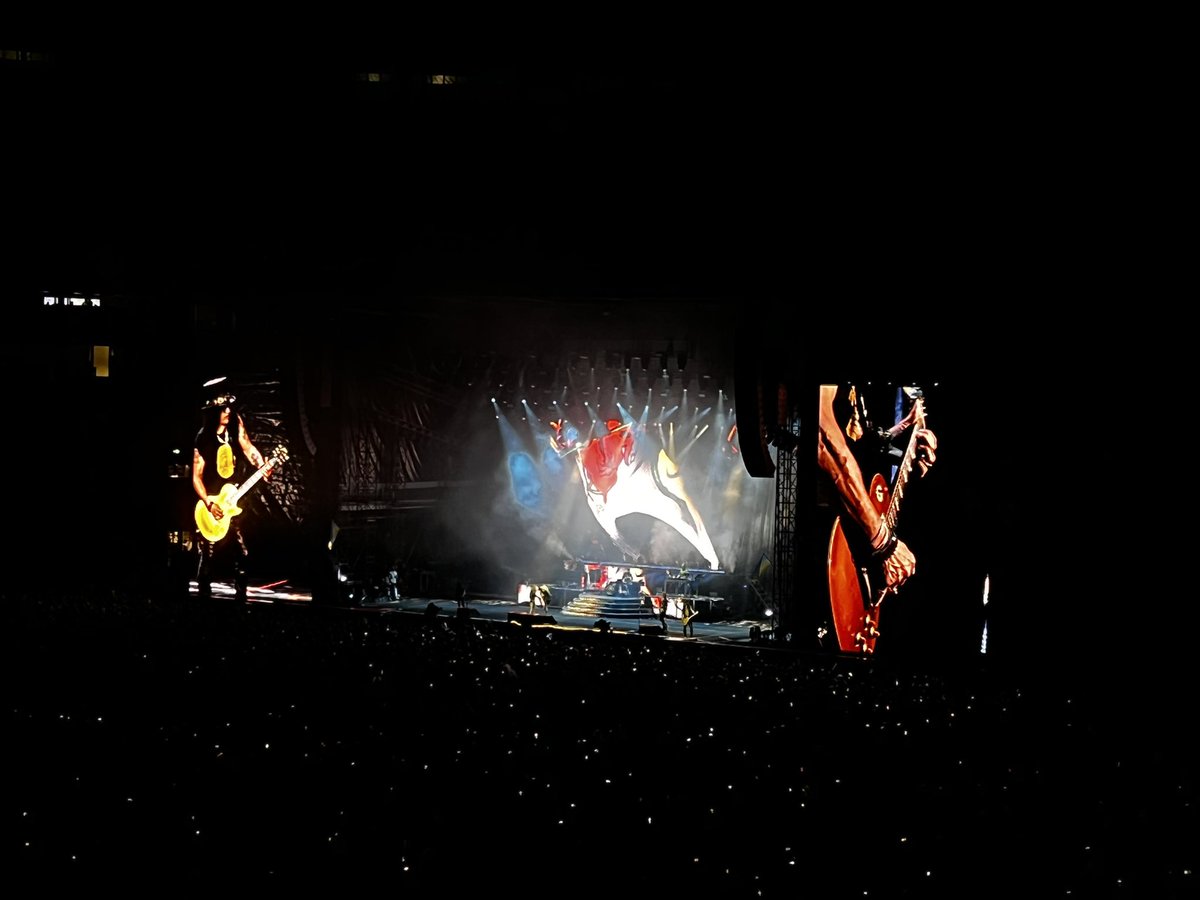 #GunsNRoses <a href="/SpursStadium/">Tottenham Hotspur Stadium</a> An epic band let down by poor sound quality. <a href="/Ticketmaster/">Ticketmaster</a> should refund fans for delays and technical failures