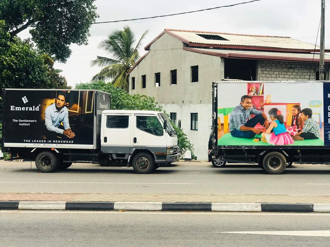 The partnership continues in the fuel queue! 😅 @KumarSanga2 @MahelaJay  #EconomicCrisisLK #FuelShortage