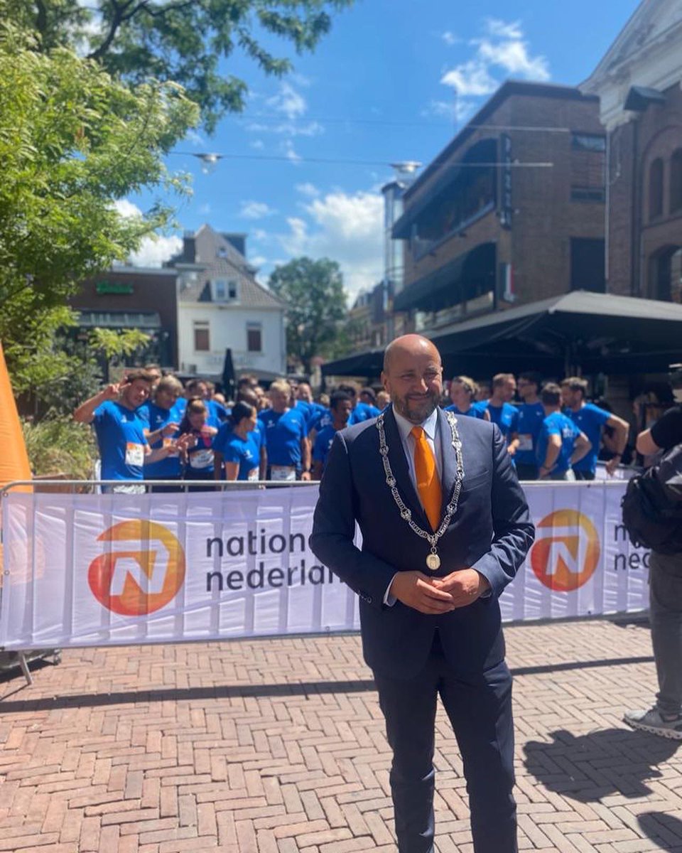 ahmedmarcouch's tweet photo. Startschot de #RivalsRun Arnhem-Nijmegen vanmiddag op de @korenmarktarnhem voor Arnhemse lopers, op dat moment deed collega Bruls dat voor de lopers vanuit Nijmegen.Op vriendschap!Complimenten voor de lopers, organisatoren en alle vrijwilligers die dit mogelijk hebben gemaakt https://t.co/LfqDCdEPnQ