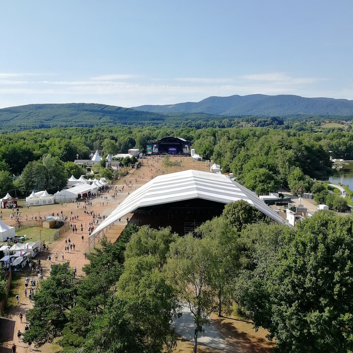Azylog's tweet image. #eurocks2022 jour 4̶ 2. Ce chapiteau devant la green room est impressionnant mais quel son pourri ...