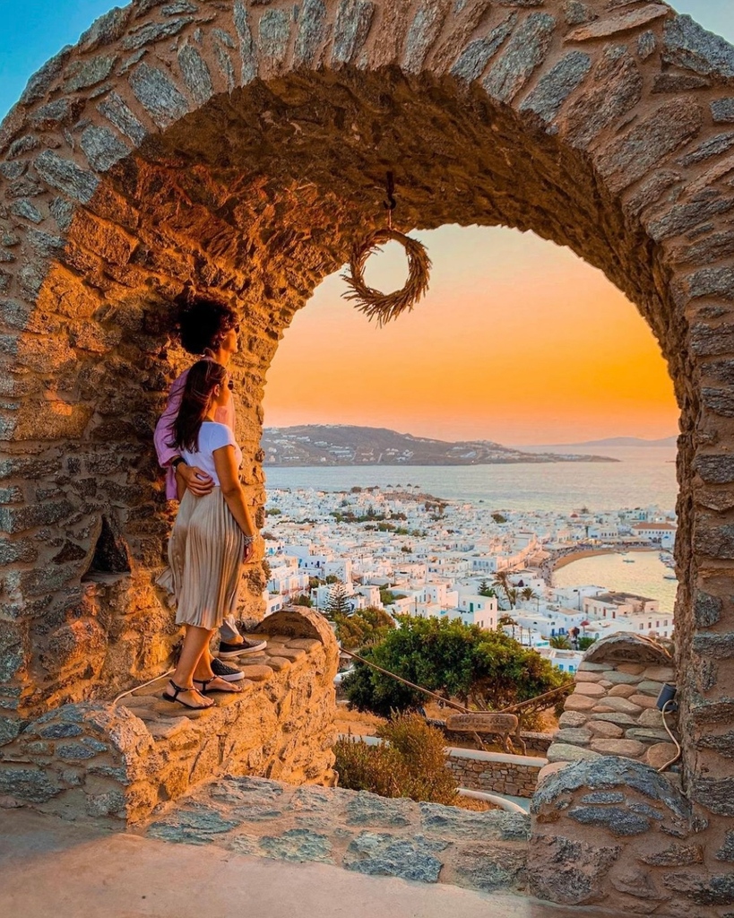 Views like these are ones to see together. Follow the link to book your Greek wine experience. winerist.com/wine-tours/Gre… #mykonos #mykonosgreece #visit_greece #welcometogreece #greece_travel #greece 📸 @takemyhearteverywhere