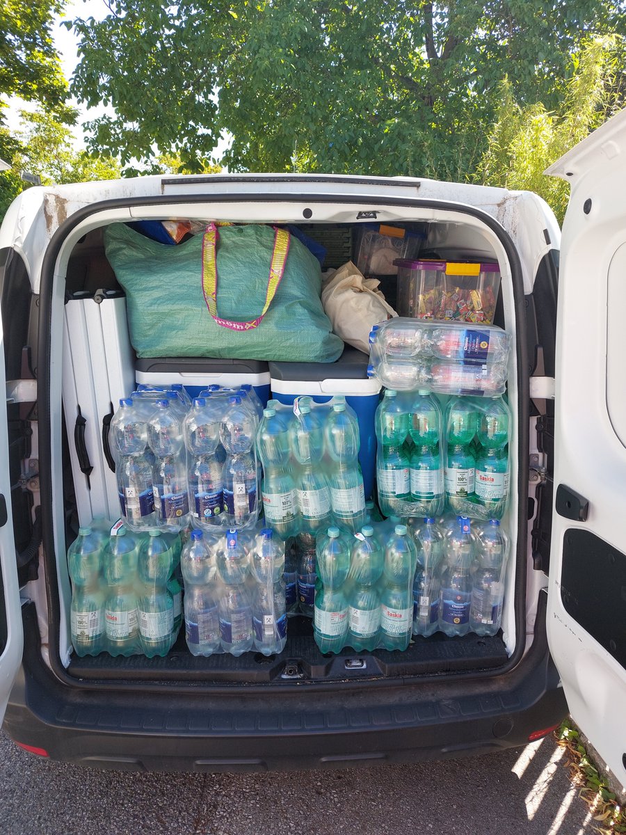 Igeps01's tweet photo. #direkteStrassenhilfe 27/2022 

Wieder schwitzten wir heute bei einem Sommersonnentag an der #MünchnerFreiheit.
Für unsere Gäste, die auch heute zahlreich erschienen, schwitzten wir doch gerne. 
Bonbons und Gummibärchen gabs es heute wieder für die jungen und die alten Kinder https://t.co/5Cedj3TjNa