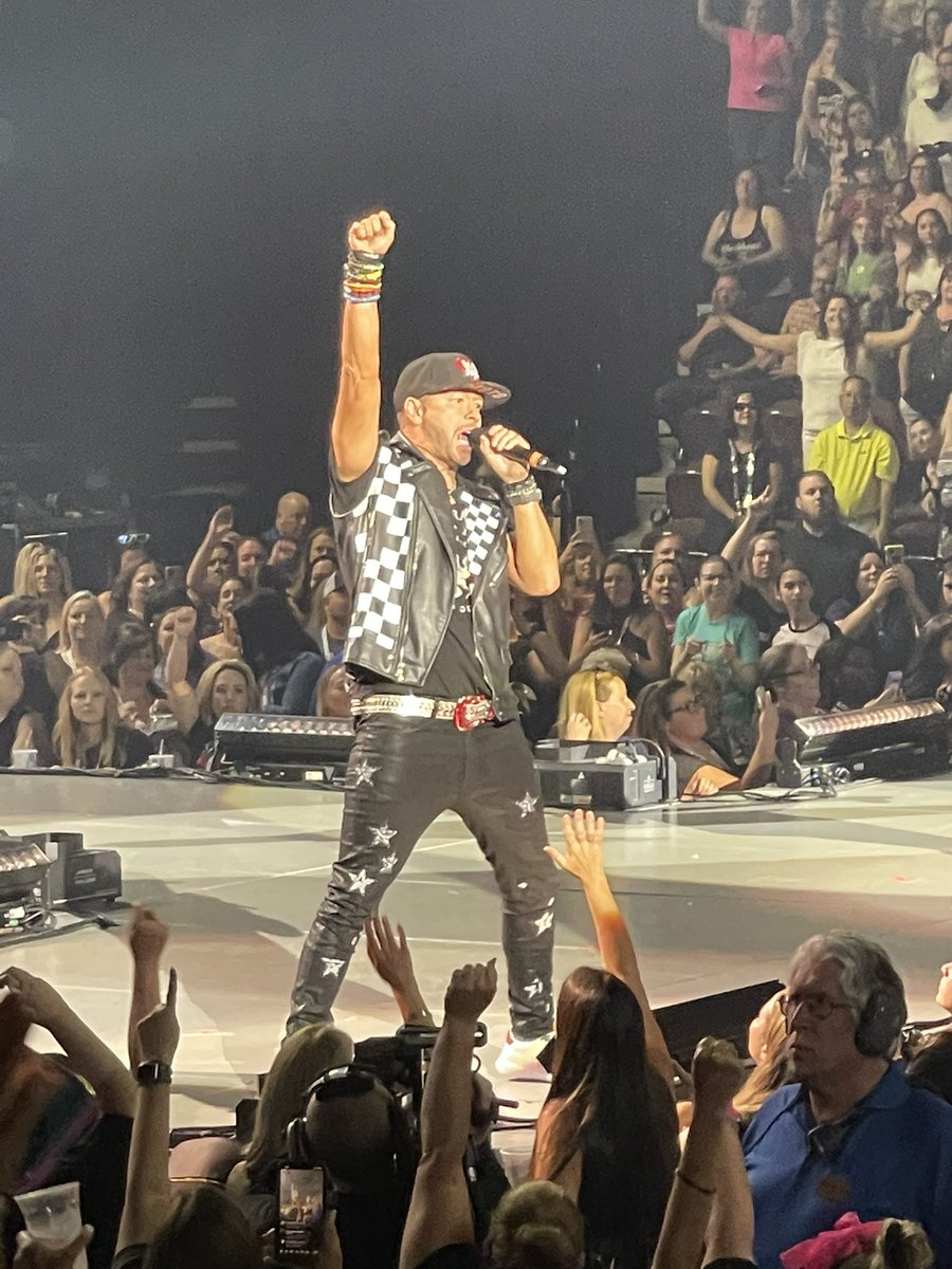 Hanchpower's tweet photo. @DonnieWahlberg Mohegan Sun 6/1 was 🔥🔥🔥 Thanks for the best show ever!!! https://t.co/SEozDG5HRS