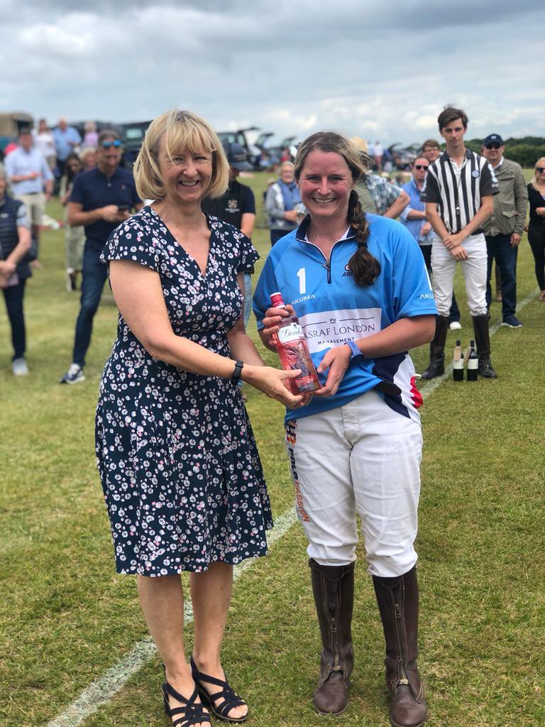 This is Flt Lt Georgie Harwood on her own pony, the lovely Esperanza. Congrats on your Most Valuable Player award today in the #SassoonCup 🏆against <a href="/BritishArmyPolo/">British Army Polo</a> at <a href="/DruidsPolo/">Druids Lodge Polo</a> 🍾🙌🏼