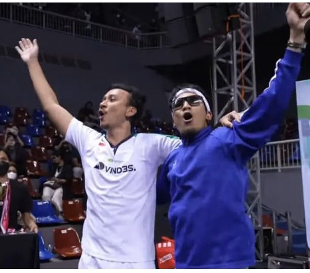 RebahAsik's tweet photo. Akhirnya vincent dan desta pecah telor juga nih 🏆🥇🏅 setelah dari 2001 pas di video klip kalah akhirnya menang juga 🏅🏅 selamat @vincentrompies @vindestwitt @desta80s masih ada yang inget scene ini gaes ? https://t.co/TWGTMh1YgA