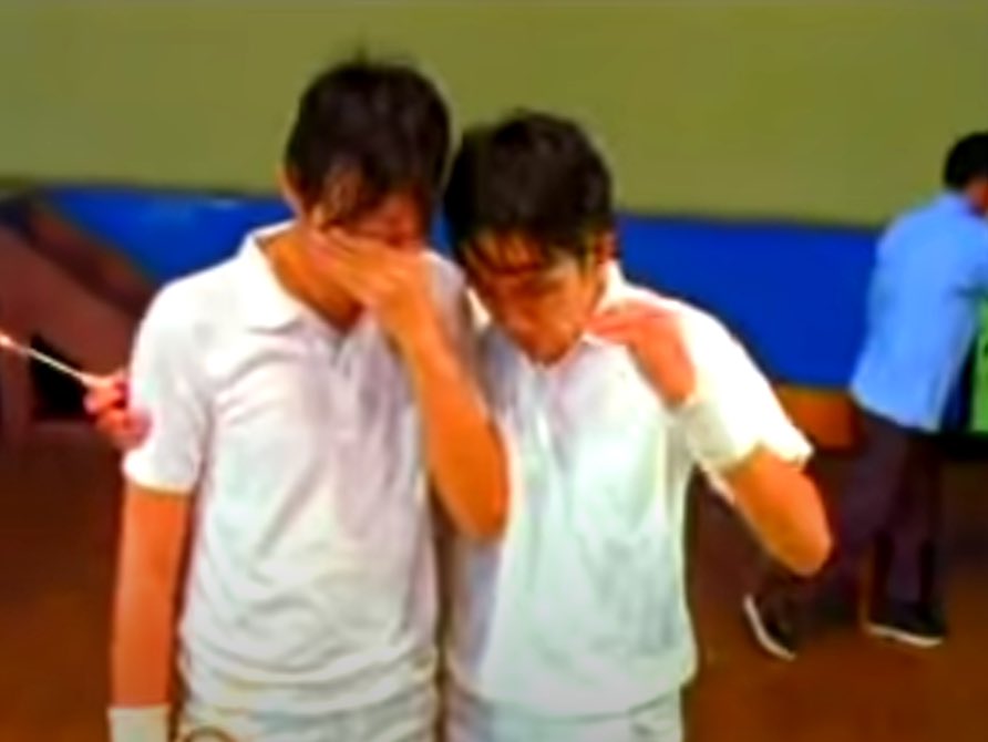 RebahAsik's tweet photo. Akhirnya vincent dan desta pecah telor juga nih 🏆🥇🏅 setelah dari 2001 pas di video klip kalah akhirnya menang juga 🏅🏅 selamat @vincentrompies @vindestwitt @desta80s masih ada yang inget scene ini gaes ? https://t.co/TWGTMh1YgA