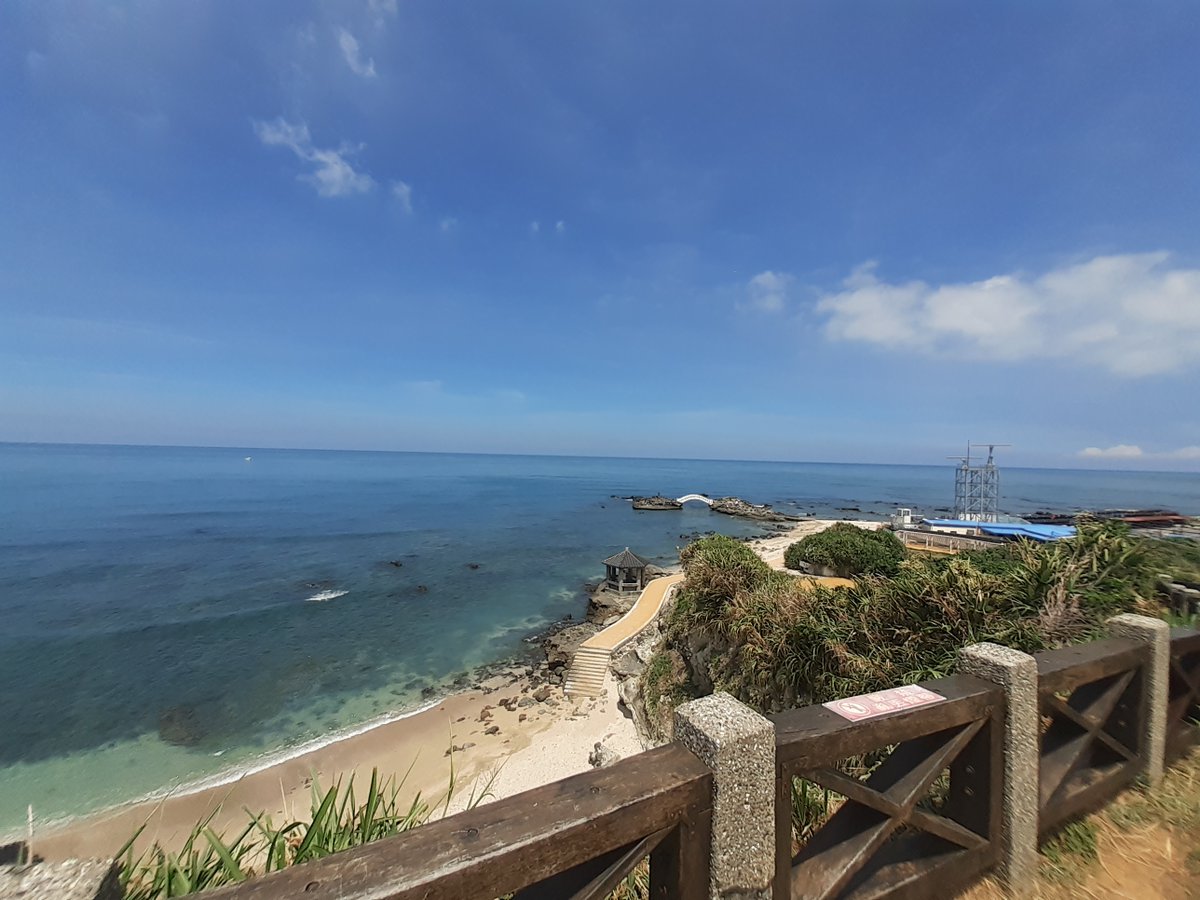 【環島紀行】
石門洞~地動浮起來的海蝕門(hái-si̍h-mn̂g)
倚較近去看嘛會當看著一層一層的石頭
但是遮毋是重點
重點是日頭傷大矣
曝甲欲死真正頭殼歹去才佇中晝去海邊
本來是想欲去海底揣看有啥物
海砂踏落去燒甲會痛
來走來走~

#環島 #台語 #旅行 #石門洞 #海蝕拱門