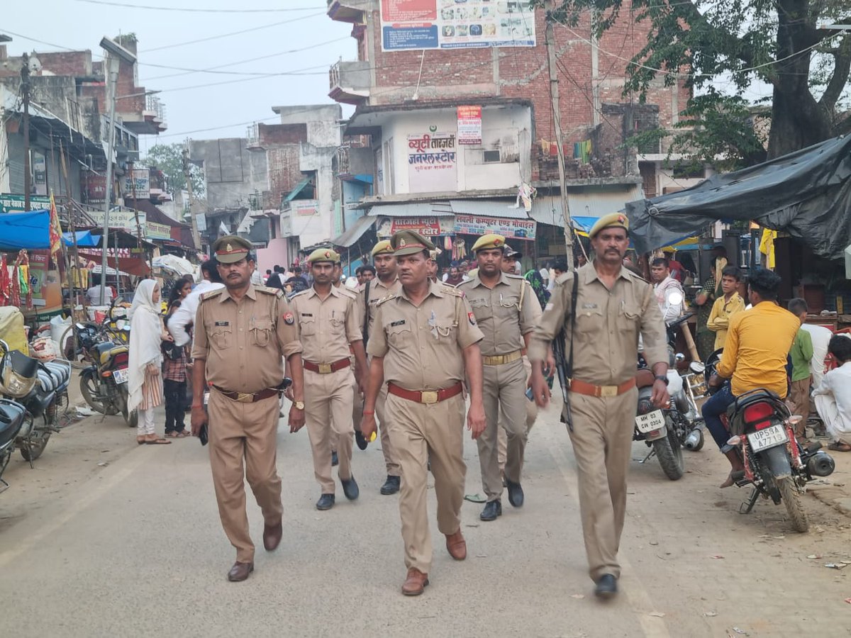 psmahuli's tweet photo. श्रीमान पुलिस अधीक्षक श्री सोनम कुमार महोदय के आदेशानुसार प्रभारी निरीक्षक थाना महुली द्वारा मय हमराह तथा पुलिस बल के साथ थाना क्षेत्र में सायं कालीन पैदल गस्त के दौरान चौराहे बाजार तथा भीड़भाड़ वाली जगहों पर संदिग्ध व्यक्तियों वाहनों तथा वस्तुओं की गहनता से चेकिंग किया गया https://t.co/UyaBiGLdps