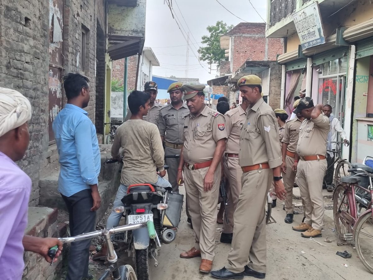 psmahuli's tweet photo. श्रीमान पुलिस अधीक्षक श्री सोनम कुमार महोदय के आदेशानुसार प्रभारी निरीक्षक थाना महुली द्वारा मय हमराह तथा पुलिस बल के साथ थाना क्षेत्र में सायं कालीन पैदल गस्त के दौरान चौराहे बाजार तथा भीड़भाड़ वाली जगहों पर संदिग्ध व्यक्तियों वाहनों तथा वस्तुओं की गहनता से चेकिंग किया गया https://t.co/UyaBiGLdps