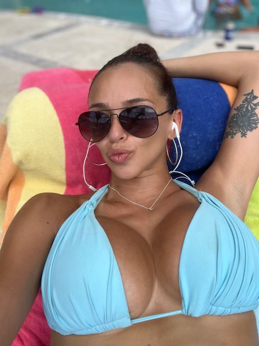 I have a beautiful view from my pool and all I&rsquo;m thinking about is cock 🤷🏻&zwj;♀️ https://t.co/CI6xgbnB9<a href="/tag/mvsales"class="tags"><span>#mvsales</span></a>