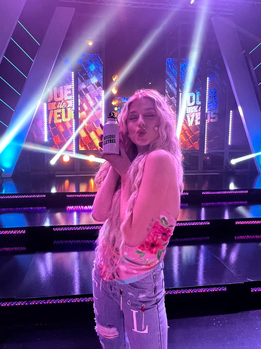 Durant les eliminatòries, 26 valencians i valencianes de renom ens han ajudat amb la prova de la Megaparaula.

Tots tindran per a sempre la nostra gratitud i també la botella del Rosquilletres. 

😍 @_samanthagg ens ha enviat una foto amb la seua. 🥰