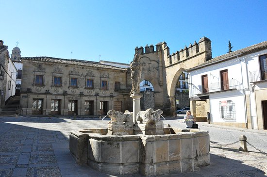 victoriamolcc's tweet photo. Hoy se cumplen 19 años desde que la UNESCO declaró a Úbeda y Baeza como ciudades Patrimonio de la Humanidad “por los valores excepcionales de su patrimonio artístico renacentista (...) y su proyección cultural que trasciende al resto de España e Iberoamérica”. 🏦 https://t.co/TXp23c57aO