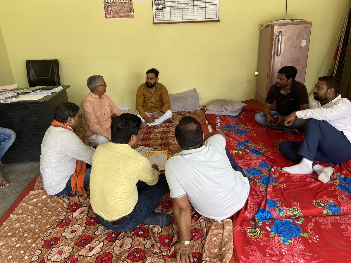 RaviKum01163738's tweet photo. नंदगाँव वार्ड नम्बर 25 से भाजपा प्रत्याशी श्रीमती ऋचा सिंह जी के सहयोग में जनसम्पर्क किया। साथ में ही वरिष्ठ नेता राणा प्रताप सिंह जीं भी उपस्थित रहे ।
#jitega #booth #jitegi #bhajpa
@virendragoel10 @RajeshPandayBJP @RitiPathakSidhi @vdsharmabjp https://t.co/LIolMDeYql