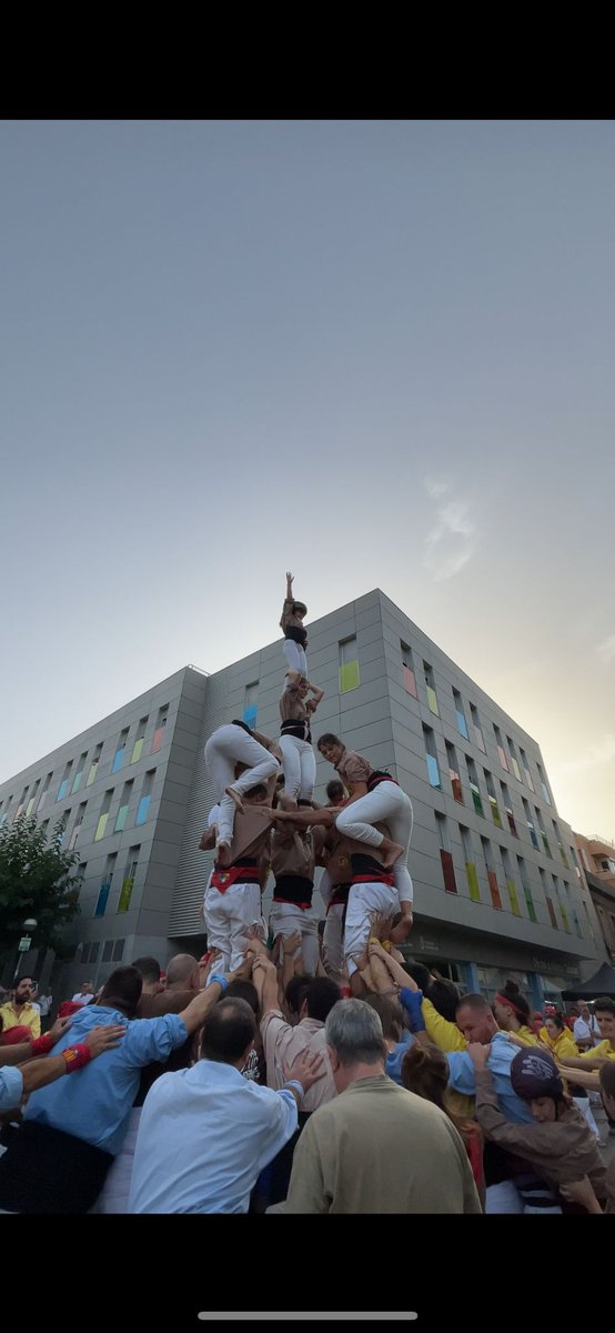 Els Matossers hem celebrat aquest dissabte la diada del nostre 20è aniversari en la qual hem fet un Pd4 d'homenatge, 2Pd4, 3d7, 4d7, 4d6a, Pd5 i Pd4c

Ha estat una gran diada per recuperar els castells de 7 pisos i el pilar de 5. Enhorabona colla!🥳

#matossers #castellers