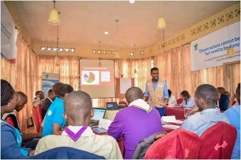 Royal_Arts_Bdi's tweet photo. En date du 30 juin 2022, Royal Arts/APEBH a participé à Gitega dans une atelier de mise en place d'un réseau de jeunes ambassadeurs face au changement climatique.
#Royalarts #APEBH #safeenvironment #beautifulcities #Burundi #abatwip https://t.co/gFHgc5peHk